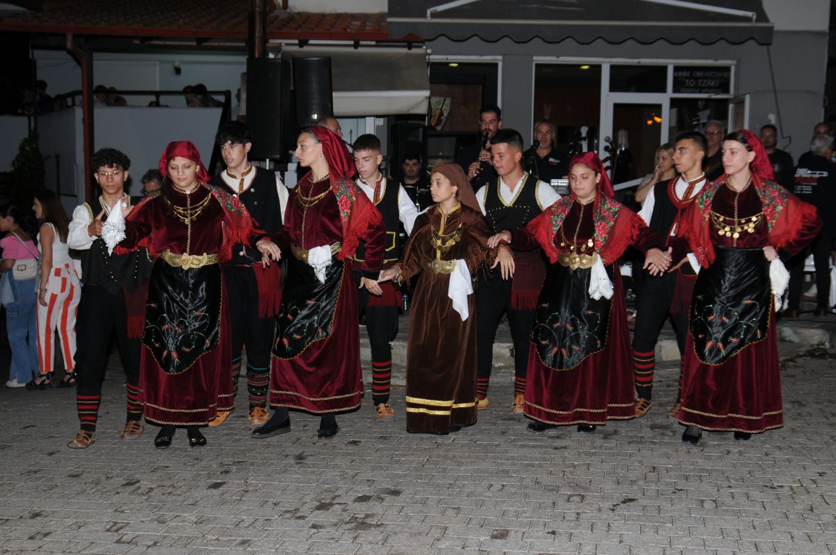 Ζωντάνεψε το Νησί με τη 13η Γιορτή Καραβίδας