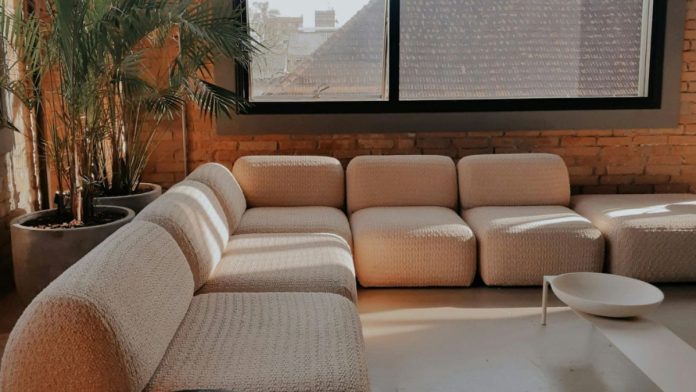 Minimal και cozy: Σαλόνι με άρωμα σκανδιναβίας