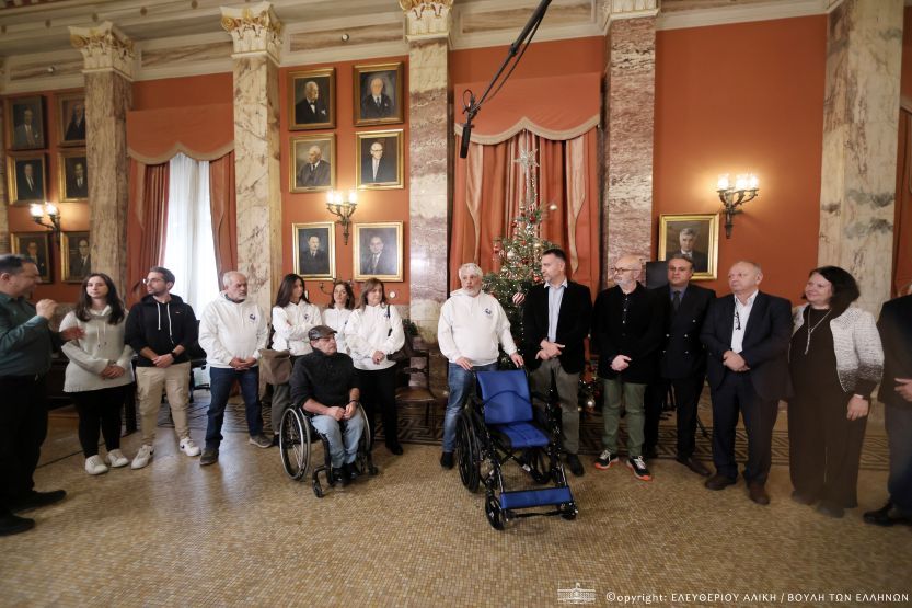 Πλημμύρισε με κάλαντα και παραδοσιακούς χορούς