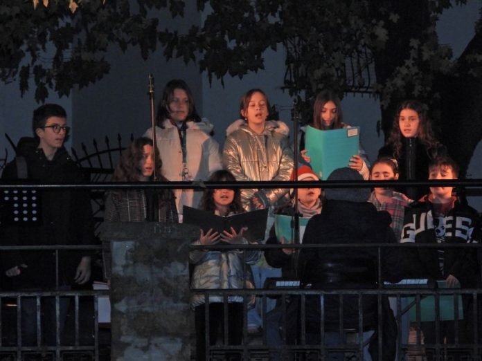 Λαμπερό άναμμα του χριστουγεννιάτικου δέντρου