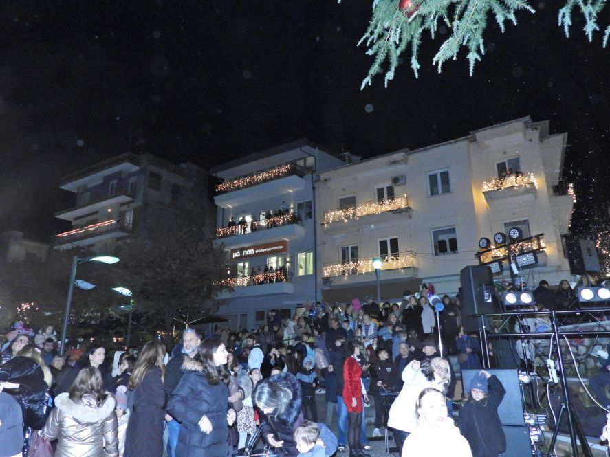 Λαμπερό άναμμα του χριστουγεννιάτικου δέντρου