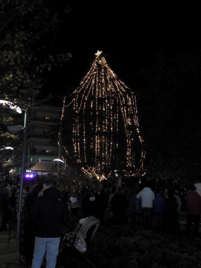 Λαμπερό άναμμα του χριστουγεννιάτικου δέντρου