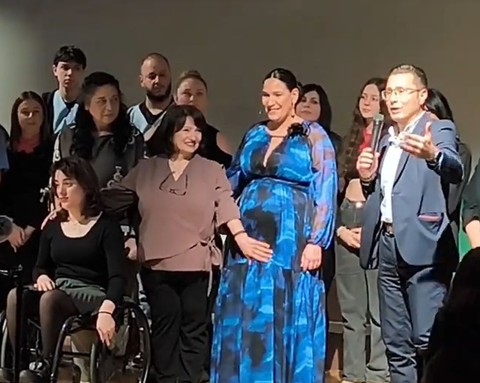 «Κι αν Δε Σε Βλέπω, Σε Σέβομαι»