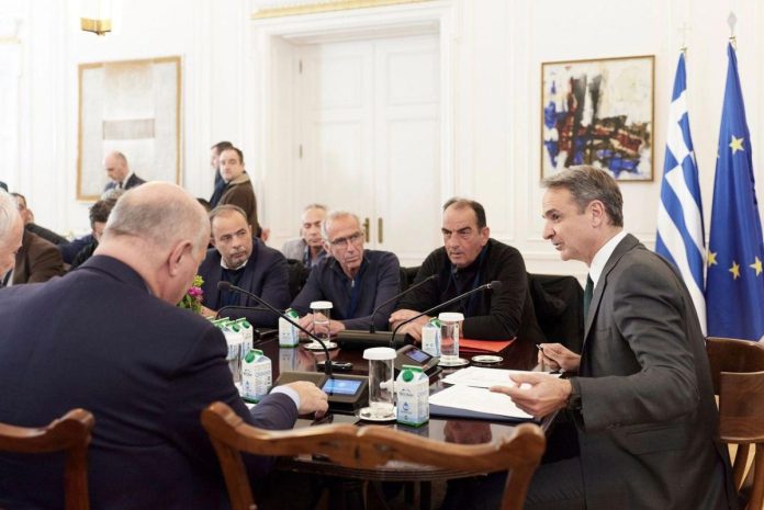 Στα μπλόκα αποφασίζουν για τα επόμενα βήματα οι αγρότες