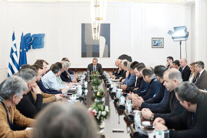 Ως πότε θα παραλύει η χώρα από τα μπλόκα;