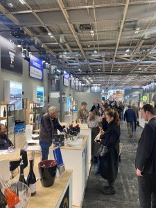 Δυναμική συμμετοχή κατέγραψε η Περιφέρεια Κεντρικής Μακεδονίας στην έκθεση Wine Paris & Vinexpo Paris 2026, σηματοδοτώντας ένα αποφασιστικό άνοιγμα της περιοχής σε μια από τις σημαντικότερες διεθνείς διοργανώσεις που είναι αφιερωμένες αποκλειστικά στον κλάδο του οίνου και των αλκοολούχων ποτών.

Στην έκθεση, που πραγματοποιήθηκε στο Παρίσι, την Κεντρική Μακεδονία εκπροσώπησαν επτά ελληνικές επιχειρήσεις, αναδεικνύοντας τη δυναμική και την ποιότητα της ελληνικής οινοπαραγωγής. Η παρουσία τους προσέλκυσε έντονο ενδιαφέρον από διεθνείς αγοραστές, εισαγωγείς και εμπορικούς αντιπροσώπους, ενισχύοντας ουσιαστικά την εξαγωγική στρατηγική και τη διεθνή ορατότητα του αμπελώνα της περιοχής.

Η 7η διοργάνωση της Wine Paris επιβεβαίωσε τον ρόλο της έκθεσης ως ταχύτατα αναπτυσσόμενης εμπορικής συνάντησης οίνου και αποσταγμάτων και ως νέο σημείο αναφοράς για τη διεθνή αγορά. Τη στρατηγική σημασία της διοργάνωσης υπογράμμισε η παρουσία στα εγκαίνια του Προέδρου της Γαλλικής Δημοκρατίας, Emmanuel Macron.

Σύμφωνα με τα προσωρινά στοιχεία της διοργανώτριας εταιρείας Vinexposium, η έκθεση φιλοξένησε 6.537 εκθέτες από 63 χώρες (αύξηση 24% σε σχέση με το 2025) και 63.541 επαγγελματίες επισκέπτες από 140 χώρες (αύξηση 21%).

Η πρωτοβουλία του Γραφείου ΟΕΥ για τη διοργάνωση ειδικής εκδήλωσης προβολής των ελληνικών οίνων ενίσχυσε περαιτέρω το branding και την αναγνωρισιμότητα των ελληνικών ετικετών στη γαλλική αγορά.

«Η συμμετοχή της Περιφέρειας Κεντρικής Μακεδονίας στη Wine Paris 2026 επιβεβαιώνει τη σταθερή μας δέσμευση για ενίσχυση της εξωστρέφειας και της διεθνούς ανταγωνιστικότητας των τοπικών

επιχειρήσεων. Με στοχευμένο σχεδιασμό και συνεχή υποστήριξη, ανοίγουμε νέους δρόμους για στρατηγικές συνεργασίες και νέες αγορές, επενδύοντας συστηματικά στην παγκόσμια προβολή των προϊόντων μας και στην ενίσχυση της εμπορικής τους δυναμικής. Η επιτυχημένη αυτή πρώτη παρουσία θέτει τις βάσεις για ακόμη πιο ισχυρή και οργανωμένη συμμετοχή της Περιφέρειας σε διεθνείς εκθέσεις, ενισχύοντας το αποτύπωμα του ελληνικού αμπελώνα στις παγκόσμιες αγορές», ανέφερε σε δήλωσή του ο Αντιπεριφερειάρχης Εξωστρέφειας Μπράνισλαβ (Μπάνε) Πρέλεβιτς.