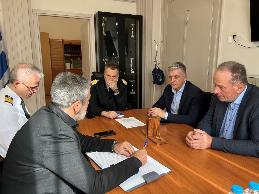 Αυστηρά μέτρα για την αποτροπή της μεταφοράς και μετάδοσης του αφθώδους πυρετού στην Κεντρική Μακεδονία λαμβάνει η Περιφέρεια, ειδικά στο λιμάνι της Θεσσαλονίκης και στο αεροδρόμιο «Μακεδονία» της Θεσσαλονίκης.

Με κοινή πρωτοβουλία του Αντιπεριφερειάρχη Θεσσαλονίκης, Κώστα Γιουτίκα και του Αντιπεριφερειάρχη Αγροτικής Οικονομίας, Γιώργου Κεφαλά πραγματοποιήθηκε νωρίς το πρωί συνάντηση με τον Λιμενάρχη Θεσσαλονίκης, Πλοίαρχο του Λιμενικού, Βασίλη Αθανασόπουλο και τον Διοικητή της Λιμενικής Αστυνομίας, Αντιπλοίαρχο του Λιμενικού, Βασίλη Γκουντέλια, παρουσία του Γενικού Διευθυντή Αγροτικής Οικονομίας και Κτηνιατρικής της Περιφέρειας, Κώστα Τερτιβανίδη.

Όπως ενημερώθηκαν αύριο Σάββατο αναμένεται να καταπλεύσει στο λιμάνι της Θεσσαλονίκης πλοίο προερχόμενο από τη Μυτιλήνη που μεταφέρει κατά βάση φορτηγά και την Κυριακή άλλο πλοίο που εκτός από φορτηγά θα μεταφέρει και ΙΧ. Μετά την επιβεβαίωση κρούσματος αφθώδους πυρετού στη Λέσβο, κρίθηκε σκόπιμο να ληφθούν μέτρα προστασίας του ζωικού κεφαλαίου της Κεντρικής Μακεδονίας.

Στο πλαίσιο των αυστηρών μέτρων για την αποτροπή της μεταφοράς και της μετάδοσης της ζωονόσου στην Κεντρική Μακεδονία και συνολικά στην ηπειρωτική χώρα, συμφωνήθηκε η άμεση εγκατάσταση απολυμαντικού σταθμού από την Περιφέρεια Κεντρικής Μακεδονίας στο σημείο κατάπλου των πλοίων για την απολύμανση των οχημάτων, καθώς και ειδικών απολυμαντικών ταπήτων για τους επιβάτες.

Όπως επισημάνθηκε από όλες τις πλευρές, κατά τη διάρκεια της συνάντησης, ο απολυμαντικός σταθμός και τα αυξημένα μέτρα με στόχο την αποφυγή της εξάπλωσης της ζωονόσου θα διατηρηθούν στο λιμάνι της Θεσσαλονίκης, για όσο διάστημα κριθεί αναγκαίο.

Ανάλογα μέτρα συμφωνήθηκε ότι θα ληφθούν άμεσα και στο αεροδρόμιο «Μακεδονία», κατόπιν τηλεδιάσκεψης που πραγματοποιήθηκε στη συνέχεια με την Αερολιμενάρχη Ευαγγελία Νικολοπούλου.

Για τον «κόκκινο συναγερμό» που έχει σημάνει η Περιφέρεια Κεντρικής Μακεδονίας, ο Αντιπεριφερειάρχης Θεσσαλονίκης, Κώστας Γιουτίκας, ενημέρωσε τηλεφωνικά τον Περιφερειάρχη Ανατολικής Μακεδονίας - Θράκης, Χριστόδουλο Τοψίδη, ο οποίος τον ενημέρωσε ότι αντίστοιχα μέτρα λαμβάνοντα και στην Περιφέρεια Ανατολικής Μακεδονίας - Θράκης.