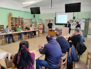 Με απόλυτη επιτυχία διεξήχθη η τριήμερη ταχύρρυθμη εκπαίδευση μελισσοκόμων που διοργάνωσε ο ΕΛ.Γ.Ο. «ΔΗΜΗΤΡΑ» Σκύδρας.
Επαγγελματίες και ερασιτέχνες μελισσοκόμοι είχαν την ευκαιρία να ενημερωθούν για τις αρχές οργάνωσης και λειτουργίας ενός μελισσοκομείου, για τους μελισσοκομικούς χειρισμούς κατά τη διάρκεια του έτους, για τους εχθρούς και τις ασθένειες των μελισσών καθώς και για τα μελισσοκομικά φυτά.
Θα πρέπει να σημειωθεί ότι το ενδιαφέρον και η συμμετοχή των μελισσοκόμων ήταν μεγάλη, γεγονός που οδήγησε τους διοργανωτές στην ρητή δέσμευση για συνέχιση του κύκλου των ενημερώσεων σε θέματα που αφορούν την ανάπτυξη της μελισσοκομίας στην Περιφερειακή Ενότητα Πέλλας.
Την εκδήλωση τίμησε με την παρουσία του ο αντιπεριφερειάρχης της Περιφερειακής Ενότητας Πέλλας κ. Τζαμτζής Ιορδάνης, ο οποίος αφού αφουγκράστηκε τις ανησυχίες και τους προβληματισμούς των μελισσοκόμων, συνεχάρη το προσωπικό του Κέντρου «ΔΗΜΗΤΡΑ» Σκύδρας για την άρτια διοργάνωση της τριήμερης ταχύρρυθμης εκπαίδευσης μελισσοκόμων.