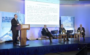 Πρώτη συνεδρία της ημερίδας με θέμα: «Η προστασία του οικοσυστήματος της συμπληρωματικής κοινωνικής ασφάλισης από το θεσμικό κεκτημένο των Διεθνών Οργανισμών». Από αριστερά, Γαβριήλ Αμίτσης, Καθηγητής Δικαίου Κοινωνικής Ασφάλειας / Διευθυντής ΕΕΚΔ ΠαΔΑ, Παναγιώτης Αλεξάκης, Ομότιμος Καθηγητής Οικονομικής των Επιχειρήσεων και Αγορών του Εθνικού και Καποδιστριακού Πανεπιστημίου Αθηνών, Δρ Νίκος Παπαδόπουλος, μέλος της Μονάδας «Κοινωνική Ασφάλιση» ΕΕΚΔ ΠαΔΑ και Δρ Δημήτρης Σταμούλης, Εμπειρογνώμονας Δημογραφικής Πολιτικής / Αντιπρόεδρος Ανώτατης Συνομοσπονδίας Πολυτέκνων Ελλάδας (συντονιστής συζήτησης)