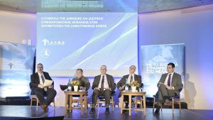 Δεύτερη συνεδρία της ημερίδας με θέμα: «Κρίσιμες προκλήσεις πρόσβασης του πληθυσμού σε συμπληρωματικές παροχές των τριών πυλώνων συνταξιοδοτικής προστασίας υπό το πρίσμα της δημογραφικής γήρανσης». Από αριστερά, Γαβριήλ Αμίτσης, Καθηγητής Δικαίου Κοινωνικής Ασφάλειας / Διευθυντής ΕΕΚΔ ΠαΔΑ (συντονιστής συνεδρίας), Βύρων Κοτζαμάνης, Ομ. Καιηγητής Δημογραφίας Πανεπιστημίου Θεσσαλίας / Διευθυντής Ινστιτούτου Δημογραφικών Ερευνών και Μελετών, Δρ Δημήτρης Σταμούλης, Εμπειρογνώμονας Δημογραφικής Πολιτικής / Αντιπρόεδρος Ανωτάτης Συνομοσπονδίας Πολυτέκνων Ελλάδας, Δρ Πλάτων Τήνιος, μέλος του ΔΣ του Ταμείου Επικουρικής Κεφαλαιοποιητικής Ασφάλισης (ΤΕΚΑ) και Δρ Χρήστος Νούνης, πρόεδρος της Ελληνικής Ένωσης Ταμείων Επαγγελματικής Ασφάλισης