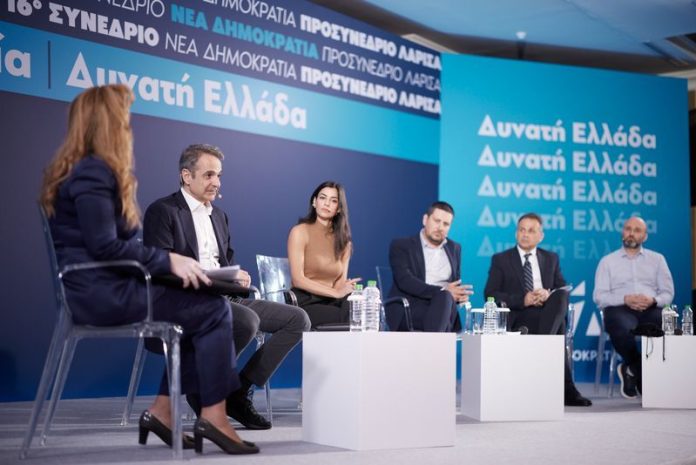 Τοποθετήσεις Υπουργών Ο Υπουργός Εθνικής Οικονομίας και Οικονομικών Κυριάκος Πιερρακάκης τόνισε: «Η κατάσταση της εθνικής οικονομίας αποτυπώνεται και στη δυνατότητά της να αντέχει και να αντιστέκεται στις κρίσεις. Κανείς δεν παραγνωρίζει τις δυσκολίες που αντιμετωπίζουν οι πολίτες λόγω του σωρευτικού πληθωρισμού και του αυξημένου κόστους ζωής. Ταυτόχρονα, όμως, η ελληνική οικονομία έχει σημειώσει σημαντική πρόοδο τα τελευταία χρόνια. Η ανάπτυξη κινείται σε ρυθμούς σχεδόν διπλάσιους από τον ευρωπαϊκό μέσο όρο, καταγράφονται πρωτογενή πλεονάσματα και η ανεργία αποκλιμακώνεται σταθερά. Ενδεικτικά, στη Θεσσαλία η ανεργία βρίσκεται πλέον στο 6,2%, όταν το 2019, όταν ο Κυριάκος Μητσοτάκης ανέλαβε τη διακυβέρνηση της χώρας, ήταν περίπου τριπλάσια. Η κυβέρνηση έχει προχωρήσει σε σειρά παρεμβάσεων για να στηρίξει το διαθέσιμο εισόδημα των πολιτών και να δημιουργήσει ένα ουσιαστικό ανάχωμα απέναντι στις πιέσεις της ακρίβειας. Μεταξύ αυτών είναι η μεγαλύτερη μείωση φόρων της μεταπολίτευσης, με σημαντικές ελαφρύνσεις για τα εισοδήματα από 10.000 έως 40.000 ευρώ, η κατάργηση άμεσων φόρων για τους νέους που εισέρχονται στην αγορά εργασίας και η σημαντική μείωση του ΕΝΦΙΑ σε χιλιάδες οικισμούς σε όλη τη χώρα. Παράλληλα, περίπου 950.000 νοικοκυριά βλέπουν κάθε χρόνο να τους επιστρέφεται ένα ενοίκιο, ενώ περίπου 1,5 εκατομμύριο συνταξιούχοι λαμβάνουν μόνιμη ετήσια στήριξη 250 ευρώ. Προχωρήσαμε επίσης στην κατάργηση χρεώσεων στα τραπεζικά ΑΤΜ και στη θέσπιση ανώτατου ορίου για χρεώσεις από τρίτους παρόχους. Την ίδια στιγμή, η διεθνής ενεργειακή συγκυρία παραμένει ρευστή και επηρεάζεται από γεωπολιτικές εξελίξεις. Η πορεία των τιμών του πετρελαίου και του φυσικού αερίου αποτελεί κρίσιμη μεταβλητή για τις οικονομίες της Ευρώπης. Η Ελλάδα παρακολουθεί στενά τις εξελίξεις και είναι έτοιμη να προχωρήσει σε πρόσθετες παρεμβάσεις εφόσον αυτό καταστεί αναγκαίο. Η χώρα μας έχει αποδείξει ότι διαθέτει το κύρος και τη δυνατότητα να διαδραματίζει ενεργό ρόλο σε ευρωπαϊκό επίπεδο. Υπό την ηγεσία του Κυριάκου Μητσοτάκη, η Ελλάδα συνέβαλε καθοριστικά στη διαμόρφωση σημαντικών ευρωπαϊκών αποφάσεων, όπως το Ταμείο Ανάκαμψης και το Ευρωπαϊκό Πιστοποιητικό κατά την περίοδο της πανδημίας. Μια ισχυρή οικονομία αποτελεί τη βάση για μια ισχυρή Ελλάδα, που μπορεί να στηρίζει την κοινωνία και να συμβάλλει ενεργά στις ευρωπαϊκές λύσεις όταν οι συνθήκες το απαιτούν». Ο Υπουργός Ανάπτυξης Τάκης Θεοδωρικάκος ανέφερε: «Η Θεσσαλία θα πρωταγωνιστήσει στον παραγωγικό μετασχηματισμό της ελληνικής οικονομίας και βρίσκεται ήδη στο επίκεντρο του νέου Αναπτυξιακού Νόμου. Πιο συγκεκριμένα, είναι ενταγμένα 151 επενδυτικά σχέδια από την περιοχή με προϋπολογισμό 380 εκατ. ευρώ και λαμβάνουν ενισχύσεις 200 εκ. ευρώ σε επιδοτήσεις και φοροαπαλλαγές, δημιουργώντας 1.600 νέες θέσεις εργασίας. Απόδειξη του ιδιαίτερου ενδιαφέροντός μας για την περιοχή, εντάξαμε την Θεσσαλία στο ειδικό καθεστώς για τις παραμεθόριες περιοχές και μπήκαν 13 πρόσθετα σχέδια με 85 εκατ. ευρώ προϋπολογισμό. Παράλληλα έχουμε μια εξαιρετική συνεργασία με το Πανεπιστήμιο Θεσσαλίας. Το Υπουργείο Ανάπτυξης χρηματοδοτεί με 4 εκατ. ευρώ ένα πρότυπο Θεματικό Γεωτεχνολογικό Πάρκο που έχει έρθει σε επαφή με 150 αγρότες παραγωγούς, τροφοδοτώντας καινοτόμες τεχνολογικές λύσεις για την παραγωγή τους». Για τα έκτακτα μέτρα που αφορούν το πλαφόν στο μικτό περιθώριο κέρδους ανά κωδικό προϊόντος σε σχέση με το 2025, υπογράμμισε πως «είναι σκληρά μέτρα για την επιχειρηματικότητα, αλλά είναι δίκαια μέτρα, για να στηριχθεί η ελληνική κοινωνία για να αποφευχθούν φαινόμενα αισχροκέρδειας και ασυδοσίας. Μέσα στο διεθνές κλίμα αβεβαιότητας, όπου κανείς δεν γνωρίζει πόσο θα διαρκέσει η πολεμική σύγκρουση στην ευρύτερη περιοχή της Μέσης Ανατολής, οφείλουν όλοι να βάλουν πλάτη. Και αυτό αποδεικνύει ότι αυτή η Κυβέρνηση και ο Πρωθυπουργός είναι όλων των κοινωνικών τάξεων. Θα κάνουμε ό,τι χρειαστεί για να προστατεύσουμε τους πολίτες και το έχουμε αποδείξει σε κάθε κρίση που χρειάστηκε να αντιμετωπίσουμε αυτά τα επτά χρόνια». Τέλος, εξέφρασε την βεβαιότητά του ότι «η Νέα Δημοκρατία, με Πρωθυπουργό τον Κυριάκο Μητσοτάκη, θα συνεχίσει να κυβερνά τη χώρα ισχυρή και αυτοδύναμη για τρίτη τετραετία. Είναι η μεγάλη λαϊκή παράταξη που εγγυάται ότι η πατρίδα μας θα συνεχίσει να πορεύεται με ασφάλεια προς τα εμπρός, με ισχυρή ανάπτυξη και νέες θέσεις εργασίας για όλες τις Ελληνίδες και όλους τους Έλληνες». Ο Υπουργός Αγροτικής Ανάπτυξης και Τροφίμων Κώστας Τσιάρας τόνισε ότι με τη μεταρρύθμιση στον ΟΠΕΚΕΠΕ στόχος είναι η ανάκτηση της αξιοπιστίας της χώρας μας έναντι των ευρωπαϊκών θεσμών, αλλά και η αποκατάσταση της εμπιστοσύνης στο εσωτερικό, απέναντι στους ίδιους τους αγρότες, επισημαίνοντας ότι το νέο σύστημα πληρωμών διασφαλίζει πως κάθε παραγωγός θα λαμβάνει «ακριβώς αυτό που δικαιούται». Όπως ανέφερε, η μεταβατική χρονιά που πέρασε ήταν ιδιαίτερα απαιτητική, καθώς προχώρησε η διαδικασία ενσωμάτωσης του ΟΠΕΚΕΠΕ στην ΑΑΔΕ και εφαρμόστηκαν για πρώτη φορά εκτεταμένοι διασταυρωτικοί έλεγχοι. Παρά τις δυσκολίες, σημείωσε ότι «πληρώσαμε ποσά που ξεπέρασαν τα 3,8 δισ. ευρώ και είναι ενδεχομένως το μεγαλύτερο ποσό που έχει πληρωθεί ποτέ από τον ΟΠΕΚΕΠΕ τα τελευταία χρόνια», στο πλαίσιο σχεδίου δράσης που συμφωνήθηκε με την Ευρωπαϊκή Επιτροπή και προέβλεπε ελέγχους σε χιλιάδες ΑΦΜ για πιθανές παραβατικές συμπεριφορές. Αναφερόμενος στις πρόσφατες αγροτικές κινητοποιήσεις, ο κ. Τσιάρας υπογράμμισε ότι η Κυβέρνηση επέλεξε από την πρώτη στιγμή τον διάλογο και απάντησε με συγκεκριμένες παρεμβάσεις στήριξης. Μεταξύ αυτών περιλαμβάνεται η διάθεση 160 εκ. ευρώ από αδιάθετους πόρους της βασικής ενίσχυσης, «τα 80 εκατομμύρια στους κτηνοτρόφους και τα άλλα 80 εκατομμύρια στους γεωργούς», με ιδιαίτερη στόχευση στο βαμβάκι και το σιτάρι, δύο καλλιέργειες που δέχθηκαν έντονες πιέσεις στη διεθνή αγορά. Παράλληλα, ανακοίνωσε ότι καθιερώνεται αποζημίωση στο 100% της ασφαλιζόμενης αξίας από τον ΕΛΓΑ χωρίς αύξηση ασφαλιστικών εισφορών, ενώ το ανώτατο όριο αποζημίωσης αυξάνεται από 70.000 σε 200.000 ευρώ. Σημαντική παρέμβαση αποτελεί και η μείωση του κόστους παραγωγής, με «φθηνό αγροτικό ηλεκτρικό ρεύμα οκτώμισι λεπτά την κιλοβατώρα» και με την κατάργηση στην πράξη του ειδικού φόρου κατανάλωσης στο αγροτικό πετρέλαιο, καθώς, όπως είπε, από την 1η Νοεμβρίου «δεν θα καταβάλλεται ο ειδικός φόρος κατανάλωσης στην αντλία». Ιδιαίτερη έμφαση έδωσε και στην προσέλκυση νέων στον πρωτογενή τομέα, τονίζοντας ότι «η προσέλκυση νέων ανθρώπων στον πρωτογενή τομέα δεν είναι μόνο εθνική προτεραιότητα, είναι η ευρωπαϊκή προτεραιότητα». Στο πλαίσιο αυτό, αναφέρθηκε σε επενδυτικά προγράμματα άνω των 3 δισ. ευρώ, στα Σχέδια Βελτίωσης ύψους 262 εκ. ευρώ, στο πρόγραμμα εγκατάστασης νέων αγροτών έως 44.000 ευρώ ανά δικαιούχο και στο πρόγραμμα θερμοκηπιακών καλλιεργειών που μπορεί να κινητοποιήσει επενδύσεις έως 600 εκ. ευρώ. Παράλληλα, σημείωσε ότι βρίσκονται σε εξέλιξη 98 έργα υποδομών συνολικού προϋπολογισμού σχεδόν 1 δισ. ευρώ, καθώς και πέντε μεγάλα αρδευτικά έργα ΣΔΙΤ, δύο από τα οποία υλοποιούνται στη Θεσσαλία. «Πρέπει να φύγουμε από μια αγροτική οικονομία η οποία περιορίζεται στην καταβολή των επιδοτήσεων και να βρεθούμε σε μια αγροτική οικονομία η οποία πλέον με εξωστρέφεια, με συνεργατικά σχήματα, με καινοτομία, με πραγματική παραγωγή θα μπορεί να βλέπει το δικό της μέλλον», υπογράμμισε. Το πάνελ συντόνισε ο δημοσιογράφος της ιστοσελίδας Onlarissa.gr, Ανδρέας Γιουρμετάκης.