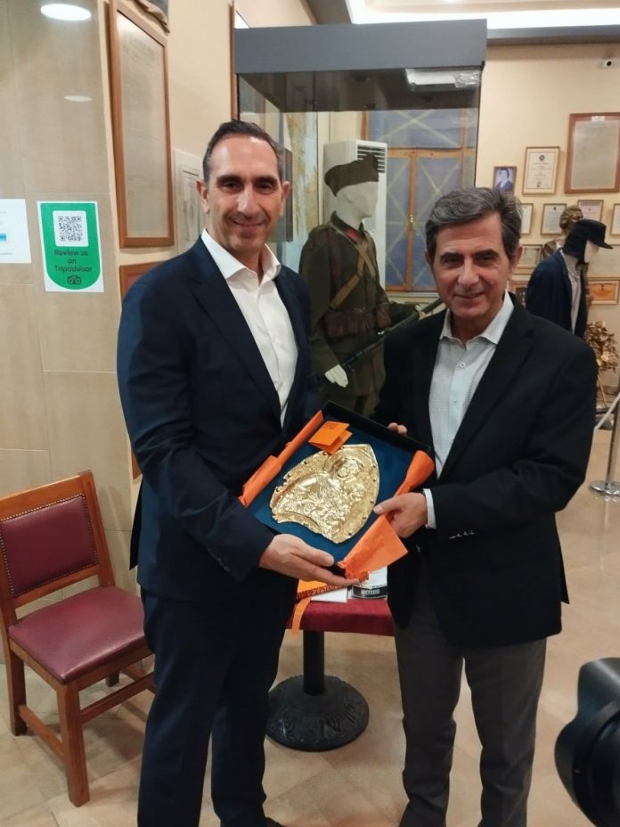 Ξενάγηση του Κύπριου ΥΠΕΣ από τον ΥΜΑΘ στο Πολεμικό Μουσείο Θεσσαλονίκης