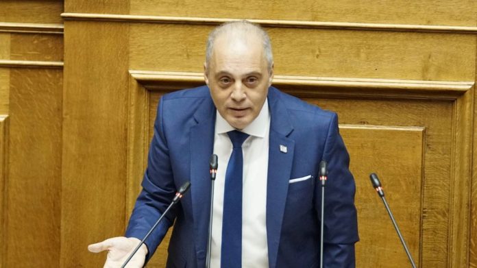 «Βαρώνος Μυνχάουζεν ο Πρωθυπουργός!» – Σφοδρή Επίθεση Βελόπουλου για την Επιστολική Ψήφο και τα Εθνικά Θέματα