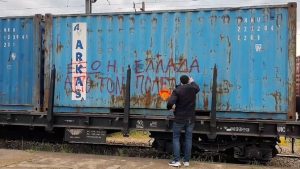 Μαχητική παρέμβαση από ΚΚΕ και ΚΝΕ στη Θεσσαλονίκη σε τρένα με πολεμικά φορτία για το ΝΑΤΟ