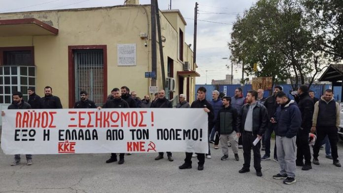 Μαχητική παρέμβαση από ΚΚΕ και ΚΝΕ στη Θεσσαλονίκη σε τρένα με πολεμικά φορτία για το ΝΑΤΟ