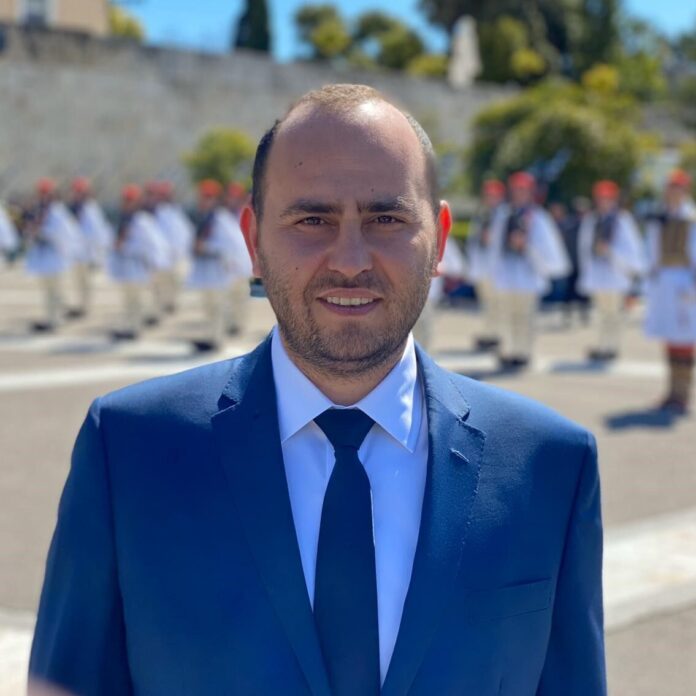 ΠΟΛΙΤΙΚΟΣ ΣΕΙΣΜΟΣ ΚΑΙ ΑΠΑΝΤΗΣΗ ΜΕ «ΚΑΘΑΡΟ ΜΕΤΩΠΟ» ΑΠΟ ΤΟΝ ΛΑΚΗ ΒΑΣΙΛΕΙΑΔΗ