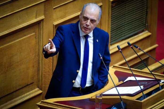 Κυριάκος Βελόπουλος: «Πυρά» στη Βουλή για Σκάνδαλα, «Κουμπάρους» και Ακρίβεια