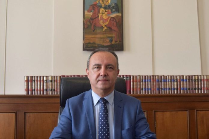 «ΣΕ ΡΥΘΜΟΥΣ ΚΑΡΑΟΓΛΟΥ Η ΠΕΛΛΑ: ΤΗΝ ΔΕΥΤΕΡΑ Η ΜΕΓΑΛΗ ΠΕΡΙΟΔΕΙΑ ΤΟΥ ΥΠΟΨΗΦΙΟΥ ΠΕΡΙΦΕΡΕΙΑΡΧΗ»