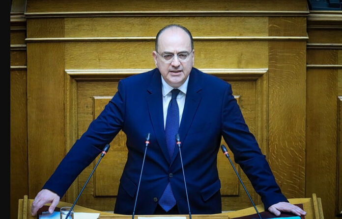 Ο Μακάριος Λαζαρίδης παριστάνει