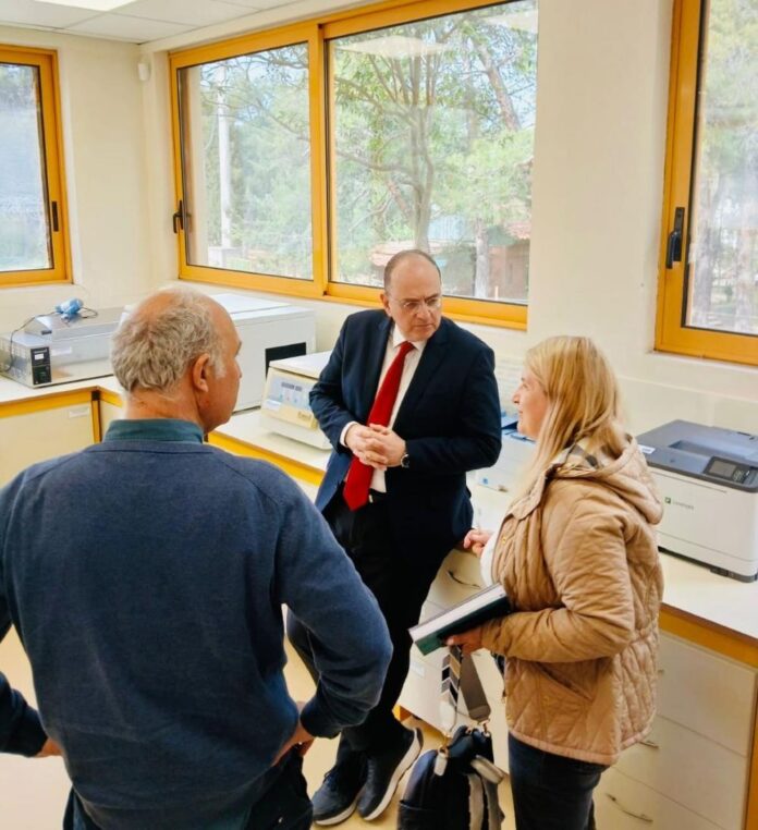 Επίσκεψη Μακάριου Λαζαρίδη στα κτηνιατρικά εργαστήρια του ΥΠΑΑΤ