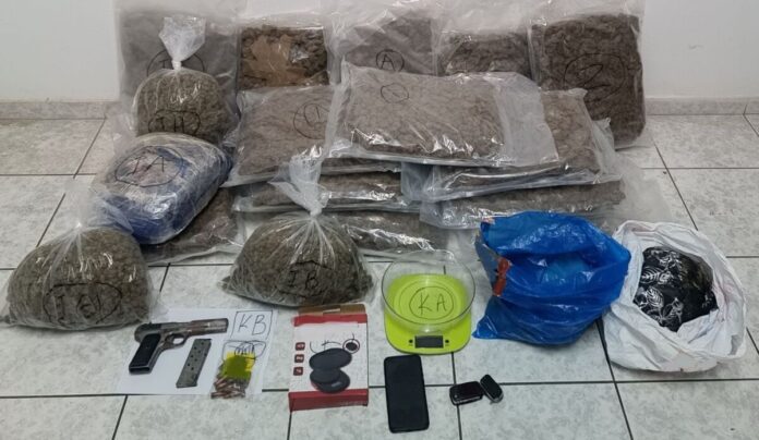 Συνελήφθη ένα άτομο για διακίνηση και κατοχή ναρκωτικών ουσιών, καθώς και για παράνομη οπλοκατοχή