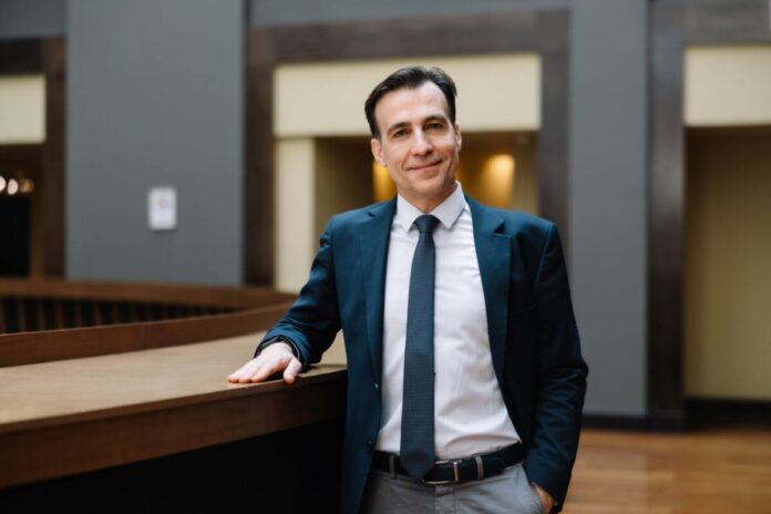 «Χουρδάκης: Με συμβατικά κινητά τηλέφωνα ο συντονισμός; Στη Βουλή το σύστημα κρυπτογραφημένων επικοινωνιών της ΕΛ.ΑΣ.»